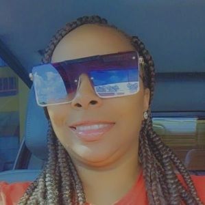 Meet your Posher, Deedi